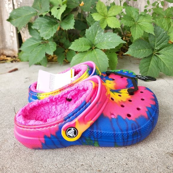 Crocs Kids🔥 SZ J2 🔥Tie Die With Fur Inside - Picture 2 of 4